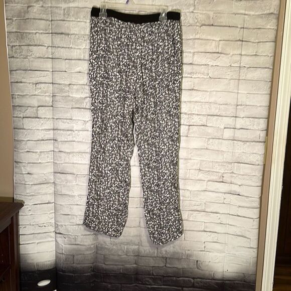 New Look   - Picture 2 of 3